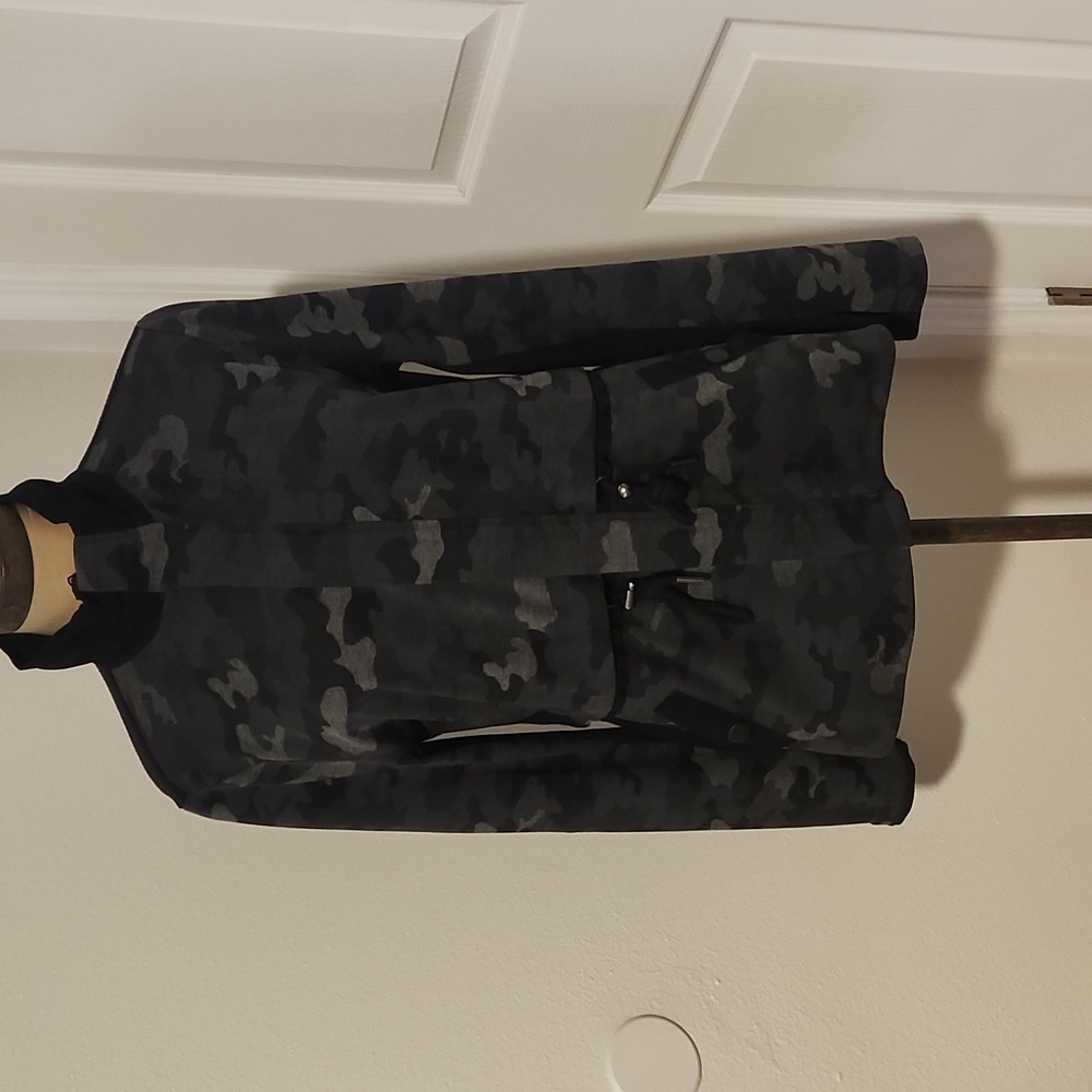 CAbi 3911 ATC Jacket Black Camo Cinch Drawstring Waist Full Zip Pockets medium.